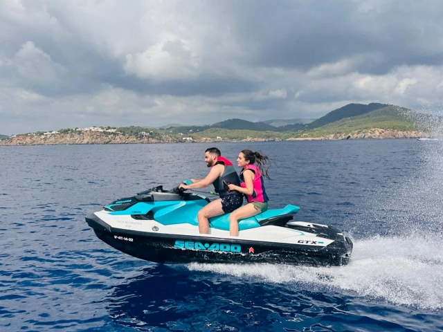 Con amigos en la moto de agua