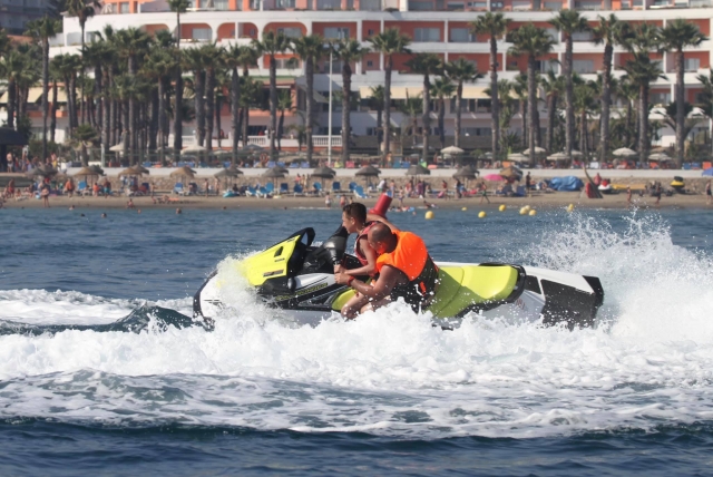  Girando com o jet ski 