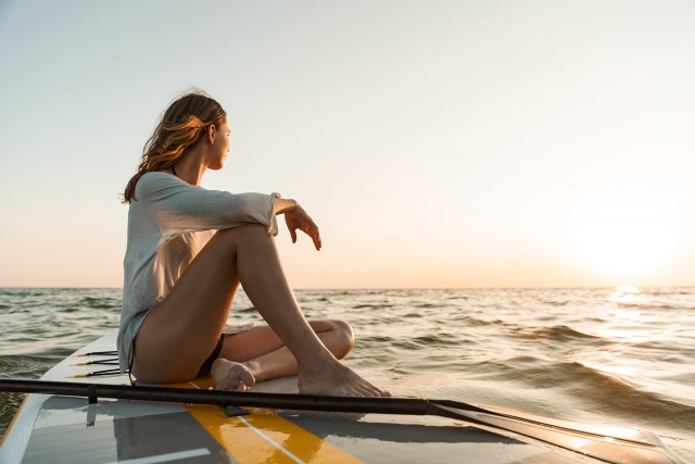  Al tramonto sulla tavola da paddle surf 