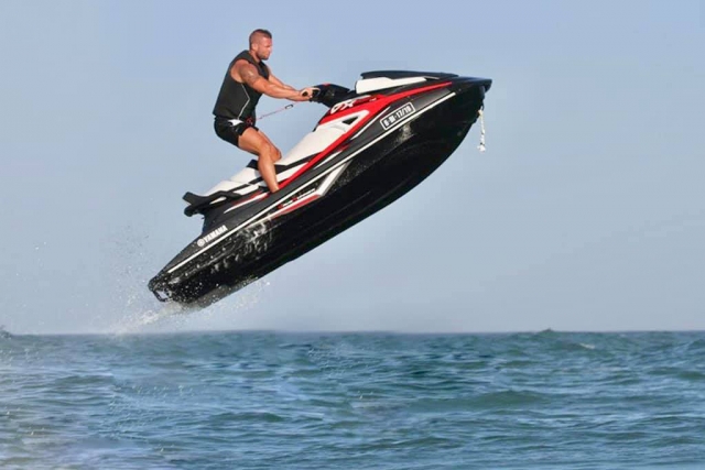 Saltando por las olas con la moto de agua