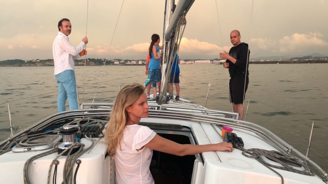 En la cubierta del barco disfrutando del atardecer