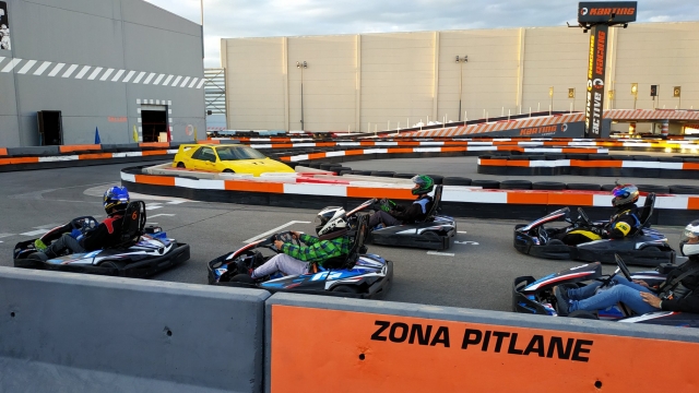 En los karts en el punto de salida