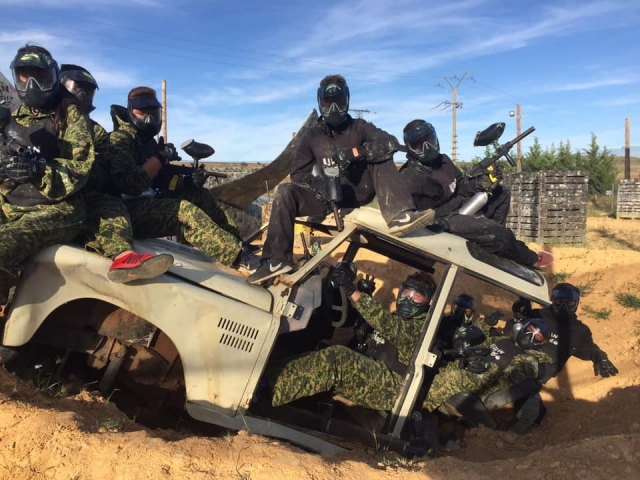 Jugadores de gotcha en el campo de batalla