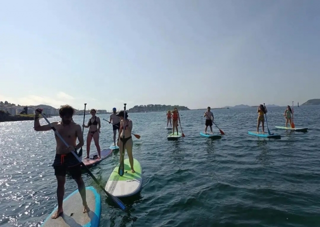  Équipement préparé pour explorer la mer avec une planche de paddle surf 