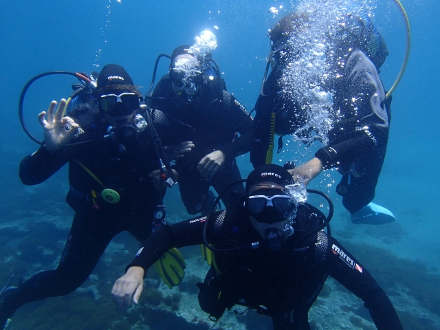  Plongée sous-marine avec un groupe d'amis 