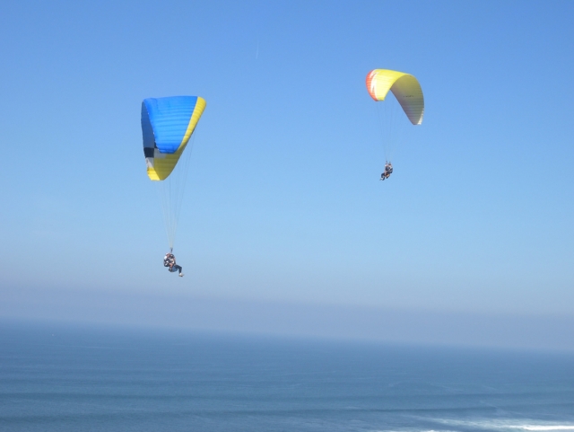  Gleitschirmfliegen vor der baskischen Küste