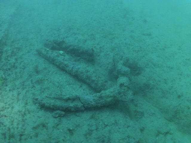  水肺潜水观看卡斯特罗乌迪亚莱斯 (Castro Urdiales) 的锚 