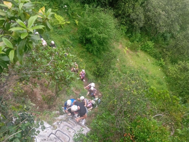 Arrampicata con l'ausilio di graffe di ferro 