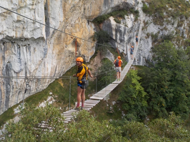 Camminando lungo il ponte tibetano in legno 