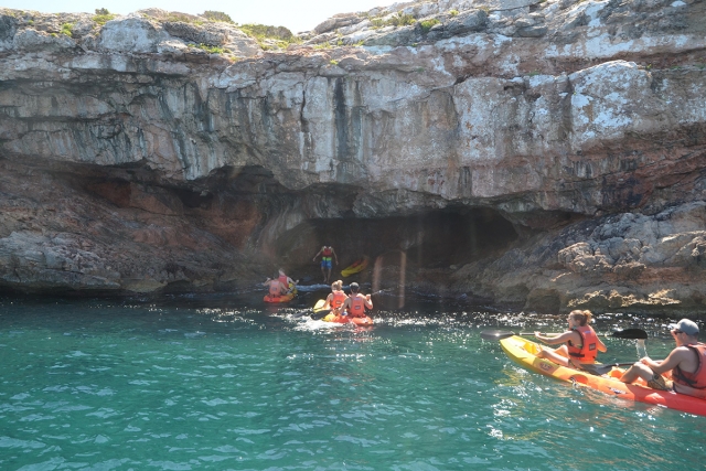  Einfahrt in eine Höhle mit Kajaks 
