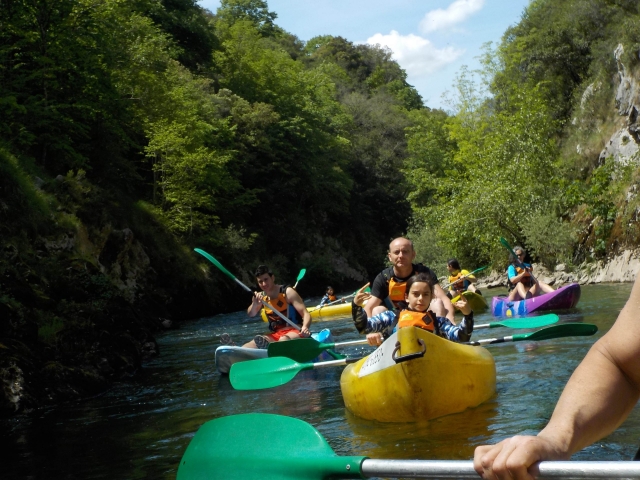  In gruppo sul fiume Cares in canoa