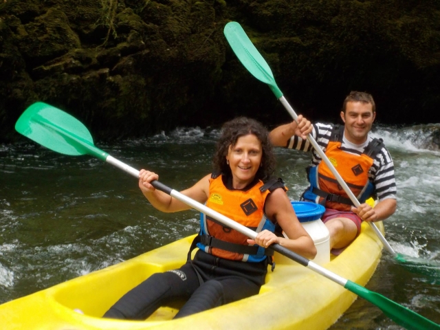  Kanus auf dem Fluss Cares 
