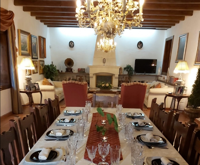  Mesa preparada na sala da adega