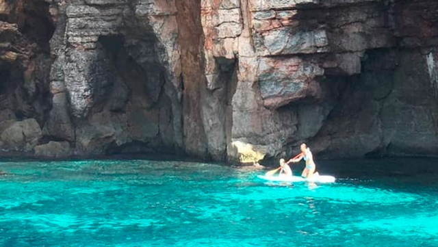 Ruta privada en barco con actividad de SUP