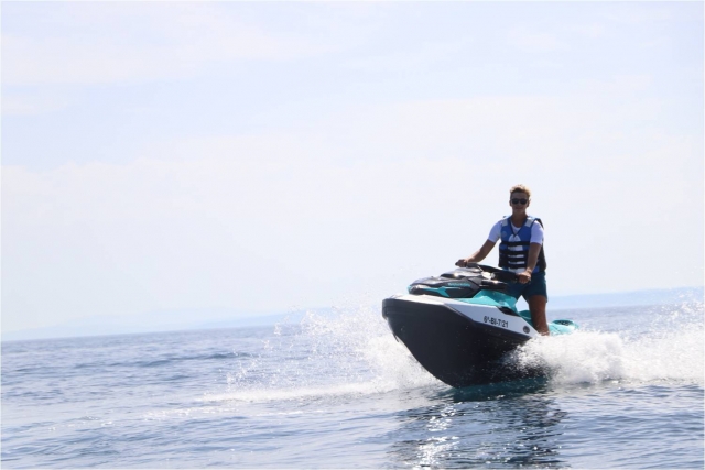 Enjoying a jet ski ride