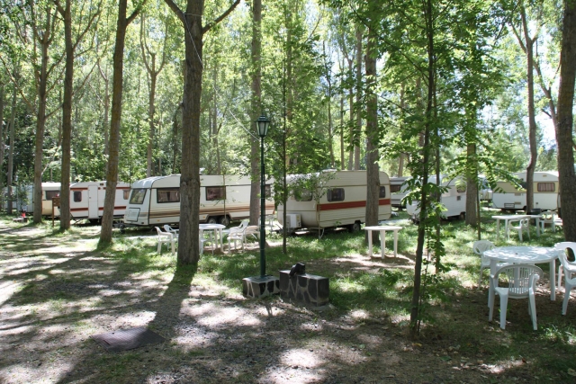  Verschiedene Unterkünfte im Camp für Erwachsene 