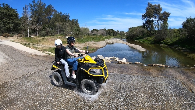  Mit dem Quad am Fluss vorbei 