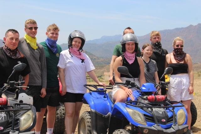  Freunde genießen das beste Quad-Abenteuer 