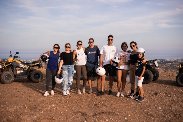  Famiglia durante il percorso in quad 