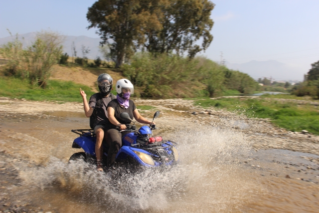  Attraversamento del fiume durante l'avventura 