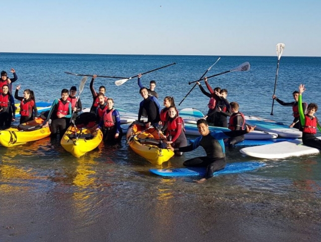 Grupo de amigos con los kayaks