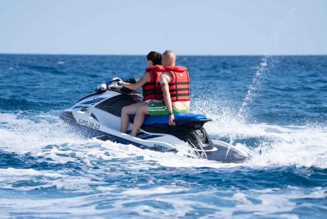 Acelarando en la jet ski