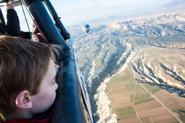  Kleiner schaut aus dem Ballonkorb 