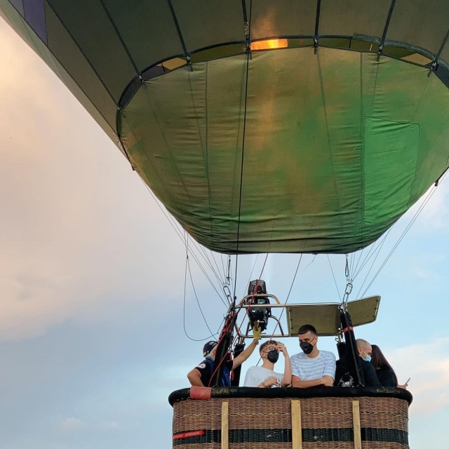 Grupo a bordo del globo