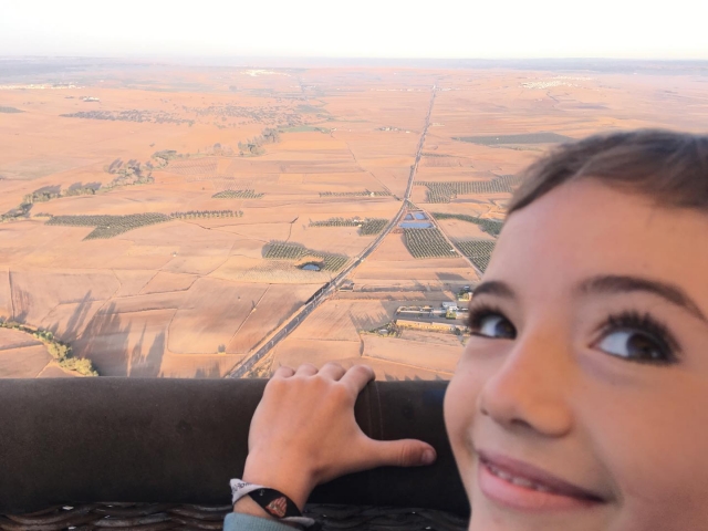Niño duranle el vuelo en globo