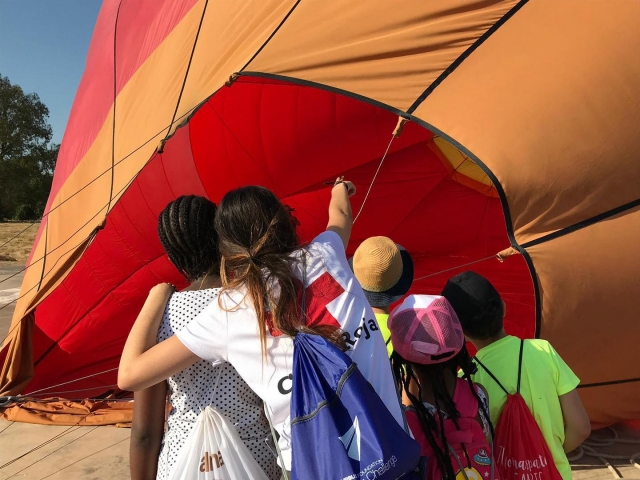  Bambini che aiutano ad entrare il gonfiaggio del palloncino