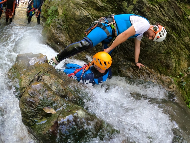 Instructor ayudando en el recorrido