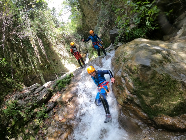 Disfrutando de un cañón acuático 