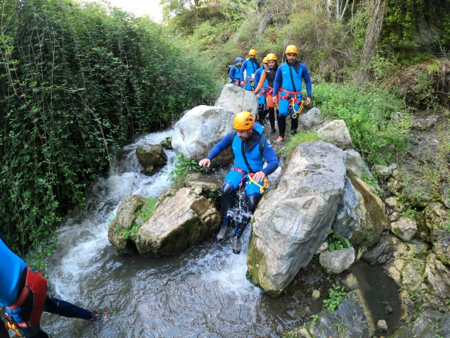 Pasando entre las rocas