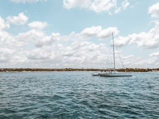 Segelbootfahrt zum Strand von Puntilla, 6 Stunden