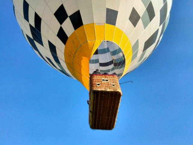  Heißluftballon vom Boden aus gesehen