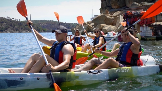 Canoës à travers le réservoir de San Juan 