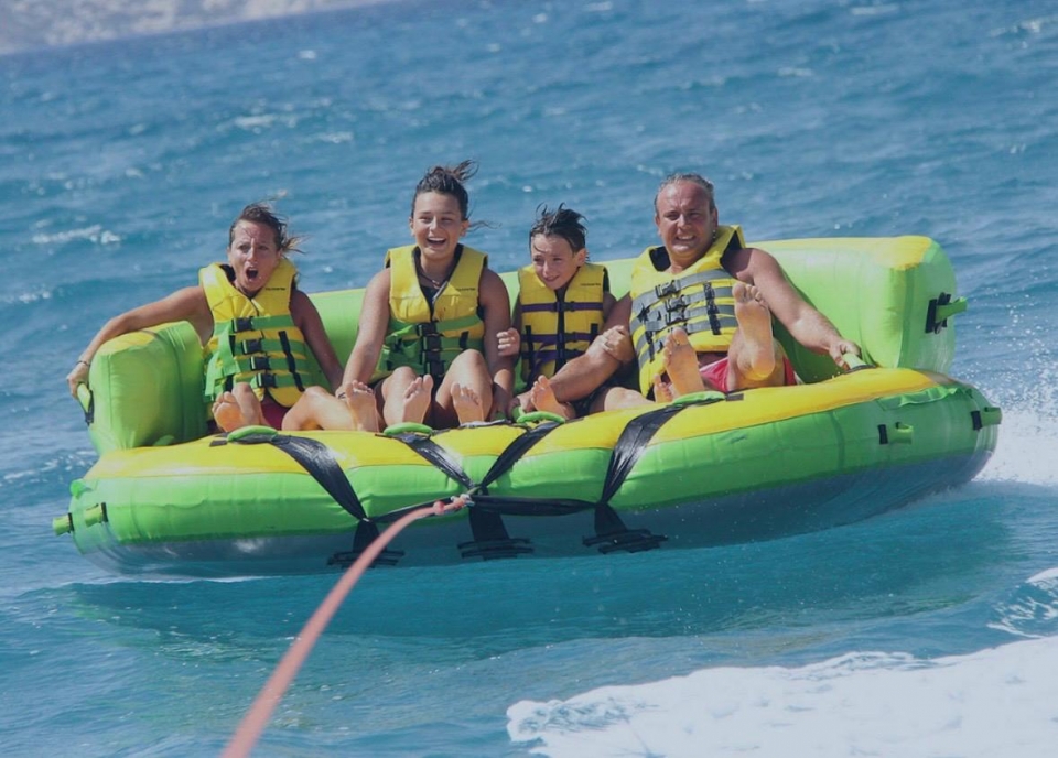 Sofa hinchable en la costa de Barcelona