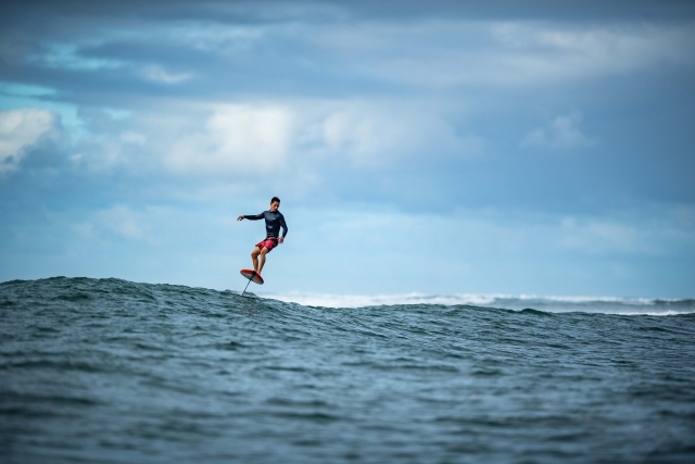  Surfer avec la planche efoil