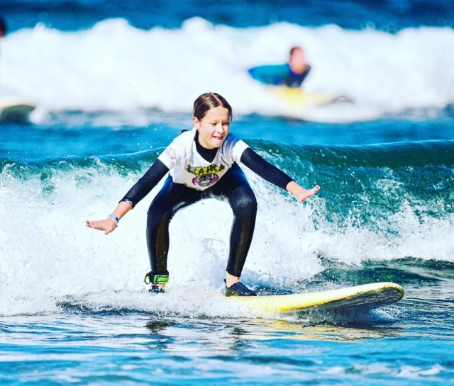 Nina aprendiendo a surfear
