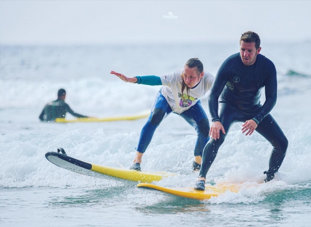 Junto al instructor surfeando