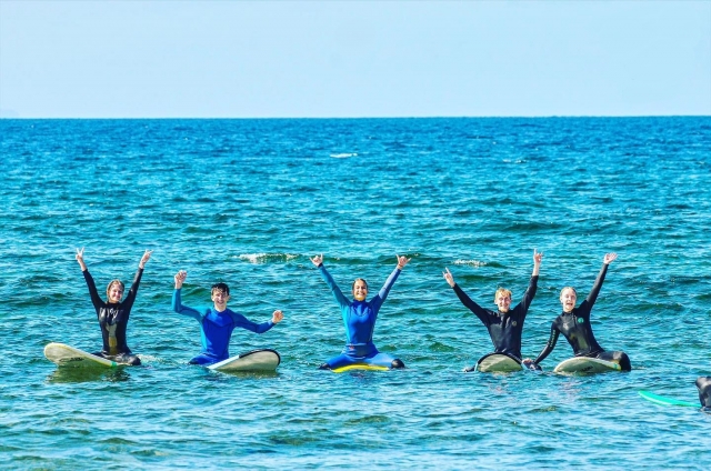  Elèves de surf sur les planches