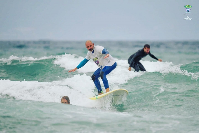  Surfer avec des amis 