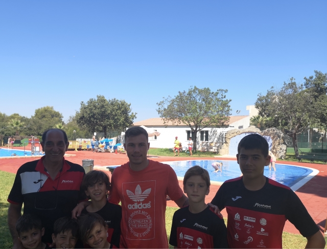  Giovani del camp di calcio insieme ai professionisti 