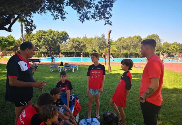  Giovani nel camp di calcio di Maiorca 