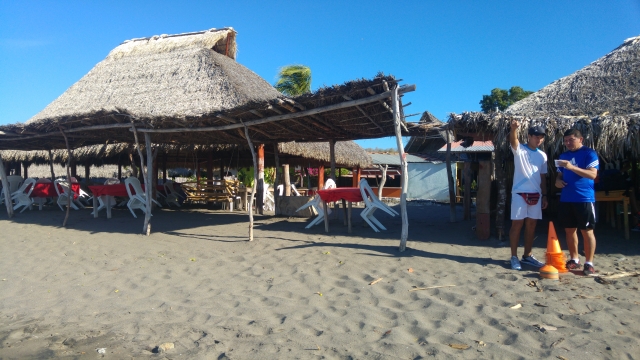 Allenamento di calcio sulla spiaggia 