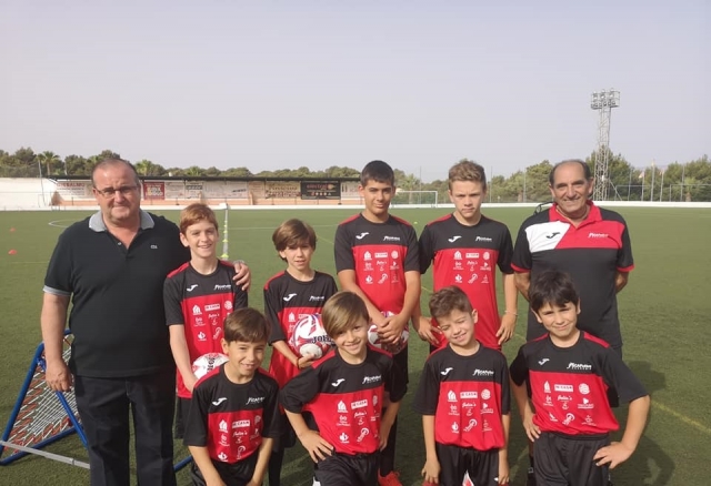  Giovani promettenti nel campus di calcio 