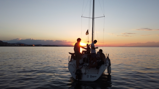  Amis naviguant au coucher du soleil 