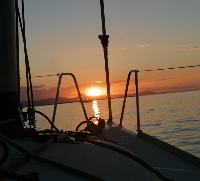  Promenade en voilier au coucher du soleil 