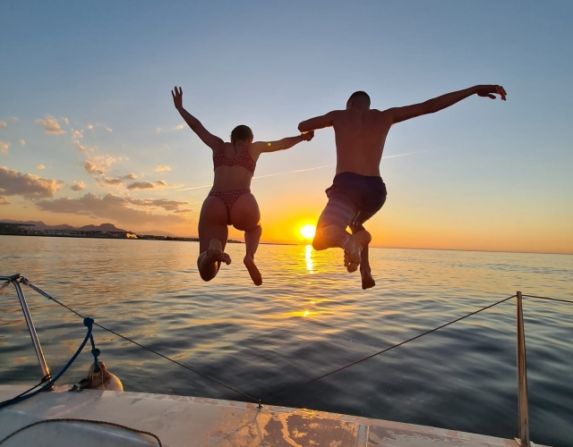  Sauter dans la mer depuis le bateau