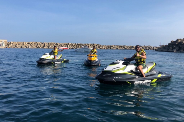  Friends on the route with the jet skis 